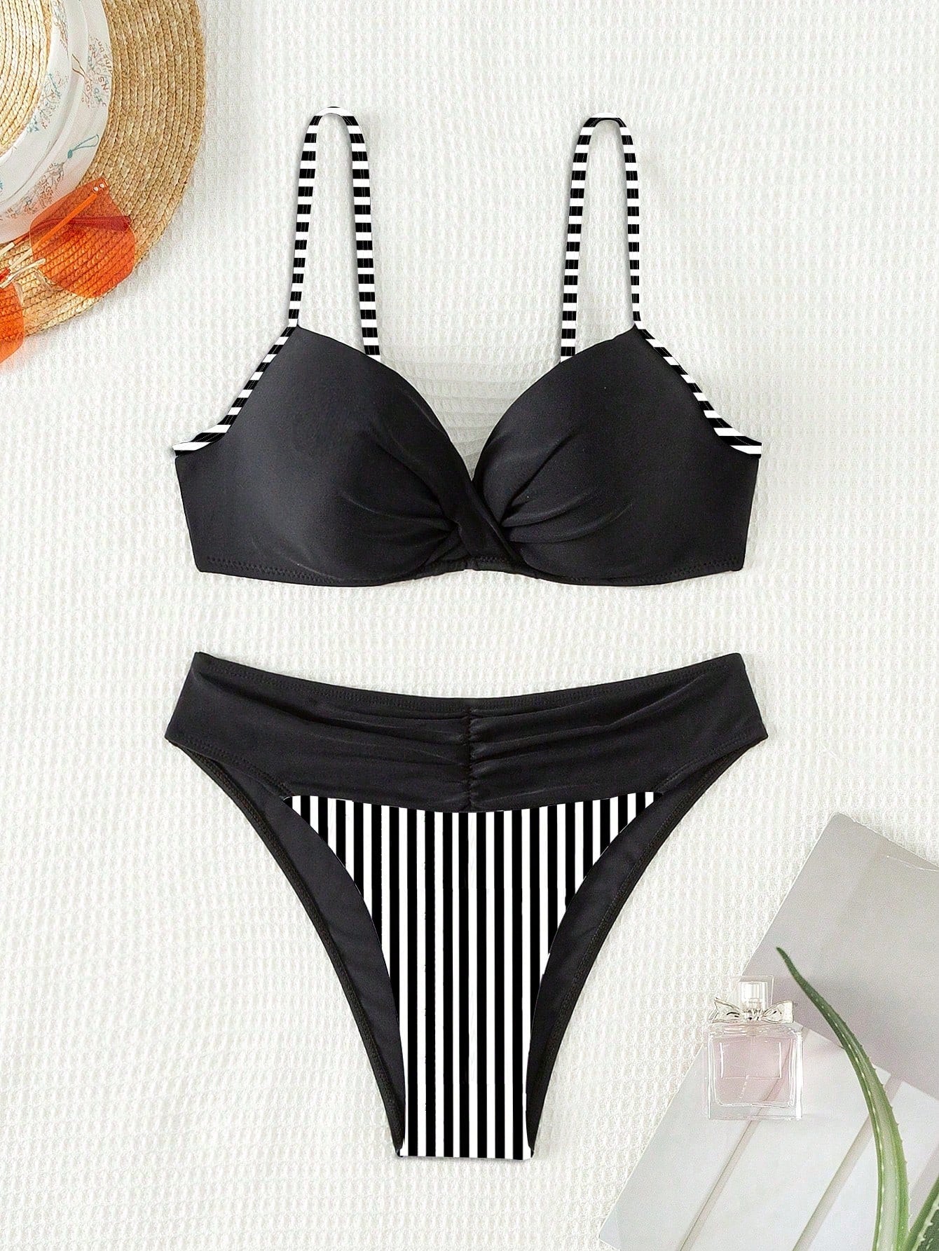 Verão;
Verão 2025;
Moda feminina;
Biquini floral;
Biquini de amarração;
Biquini frente única;
Biquini taça;
Biquini branco;
Mar,
Lago;
Piscina;
Biquini com saída de praia;
Biquini com enfeites;
Biquini com pedras;
Biquini;