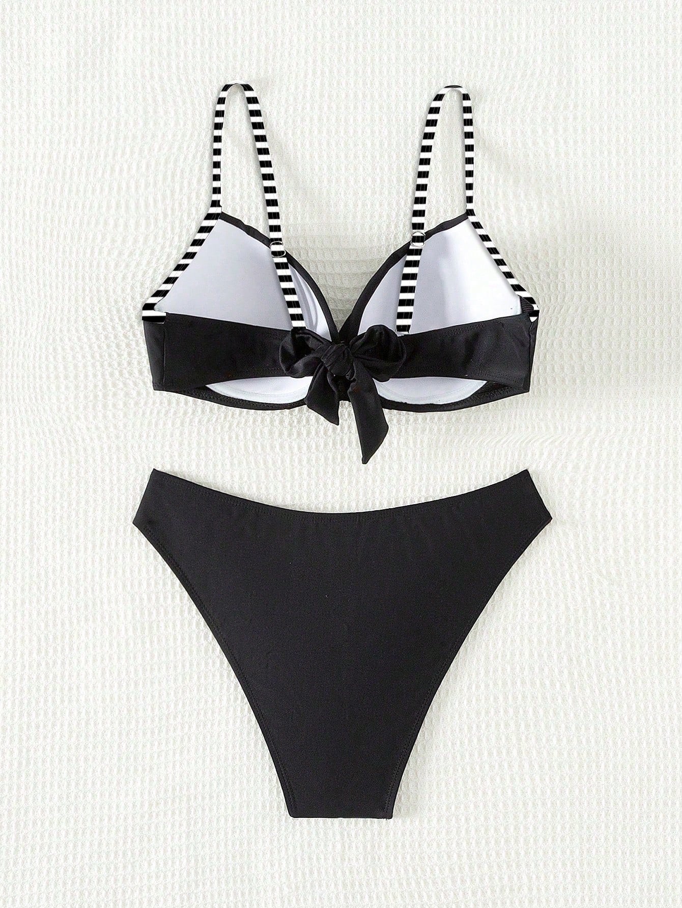 Verão;
Verão 2025;
Moda feminina;
Biquini floral;
Biquini de amarração;
Biquini frente única;
Biquini taça;
Biquini branco;
Mar,
Lago;
Piscina;
Biquini com saída de praia;
Biquini com enfeites;
Biquini com pedras;
Biquini;