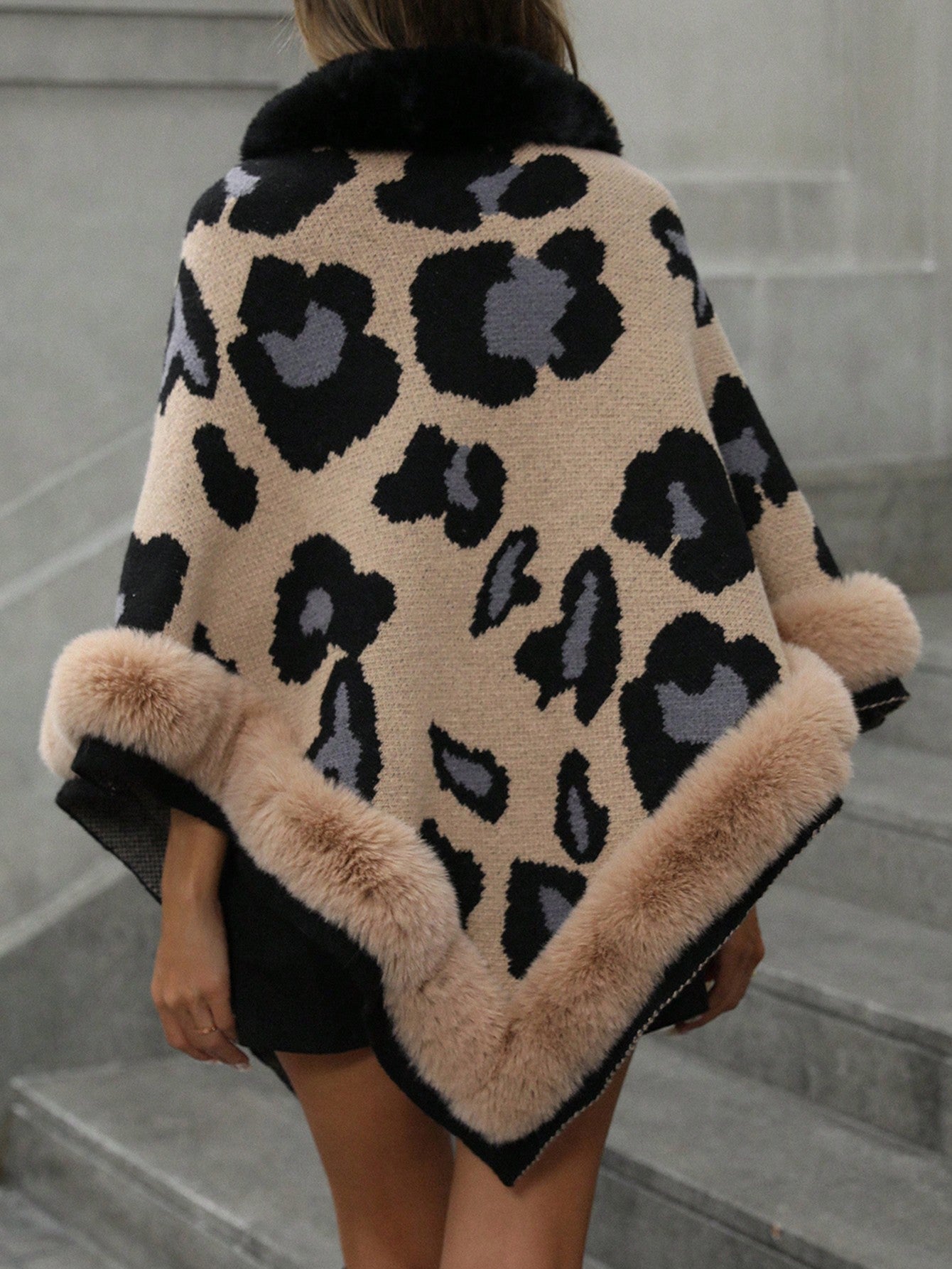 Suéter com Pelô Animal Print
