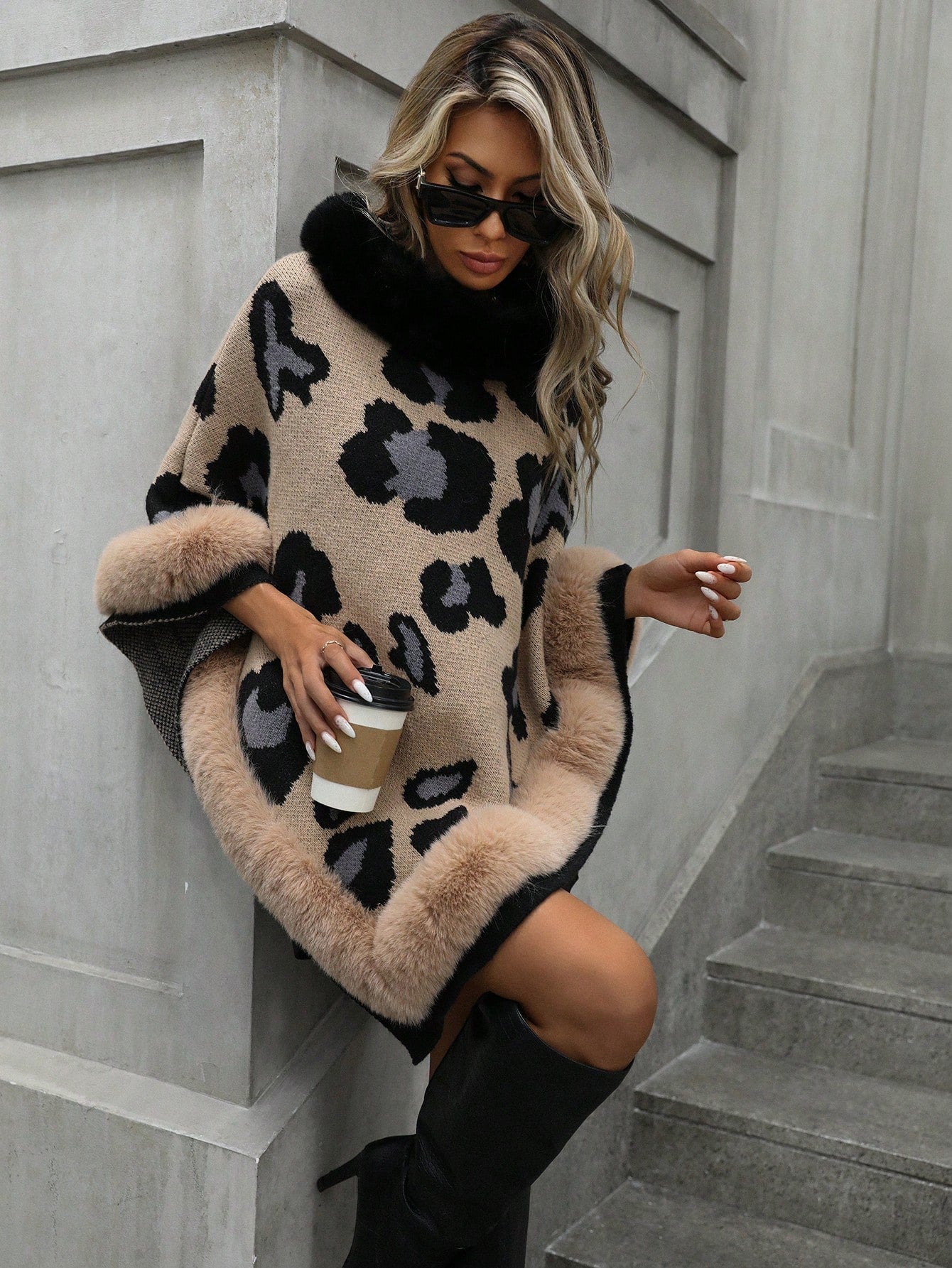 Suéter com Pelô Animal Print