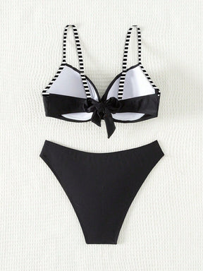 Verão;
Verão 2025;
Moda feminina;
Biquini floral;
Biquini de amarração;
Biquini frente única;
Biquini taça;
Biquini branco;
Mar,
Lago;
Piscina;
Biquini com saída de praia;
Biquini com enfeites;
Biquini com pedras;
Biquini;